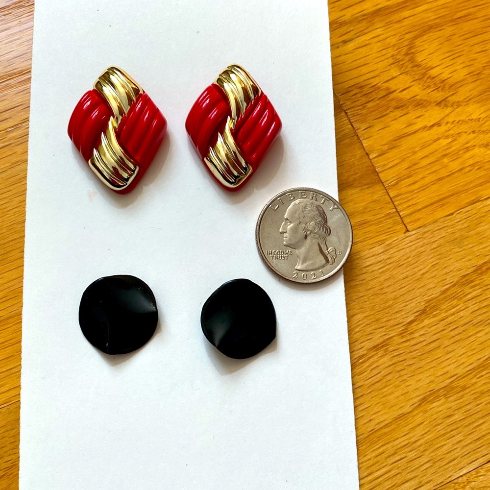 2 pairs of earrings